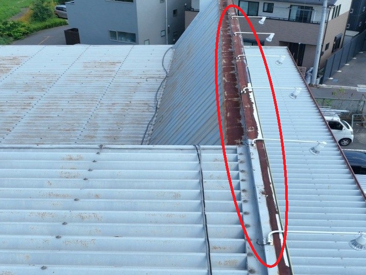 屋根端部の笠木に広がる錆