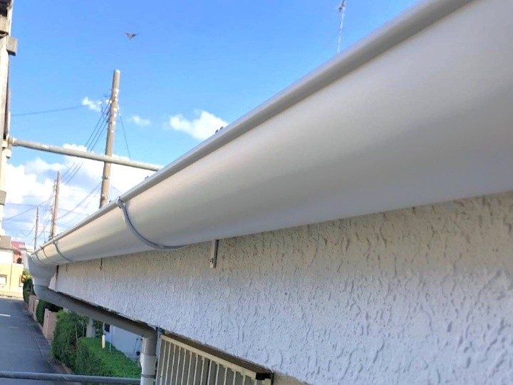 新しい吊り金具の取り付けと軒樋の設置